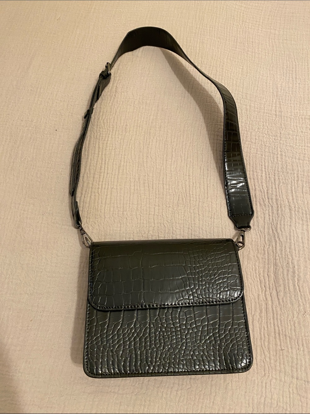 HVISK Classic Croc-Embossed Crossbody Bag in BLACK .